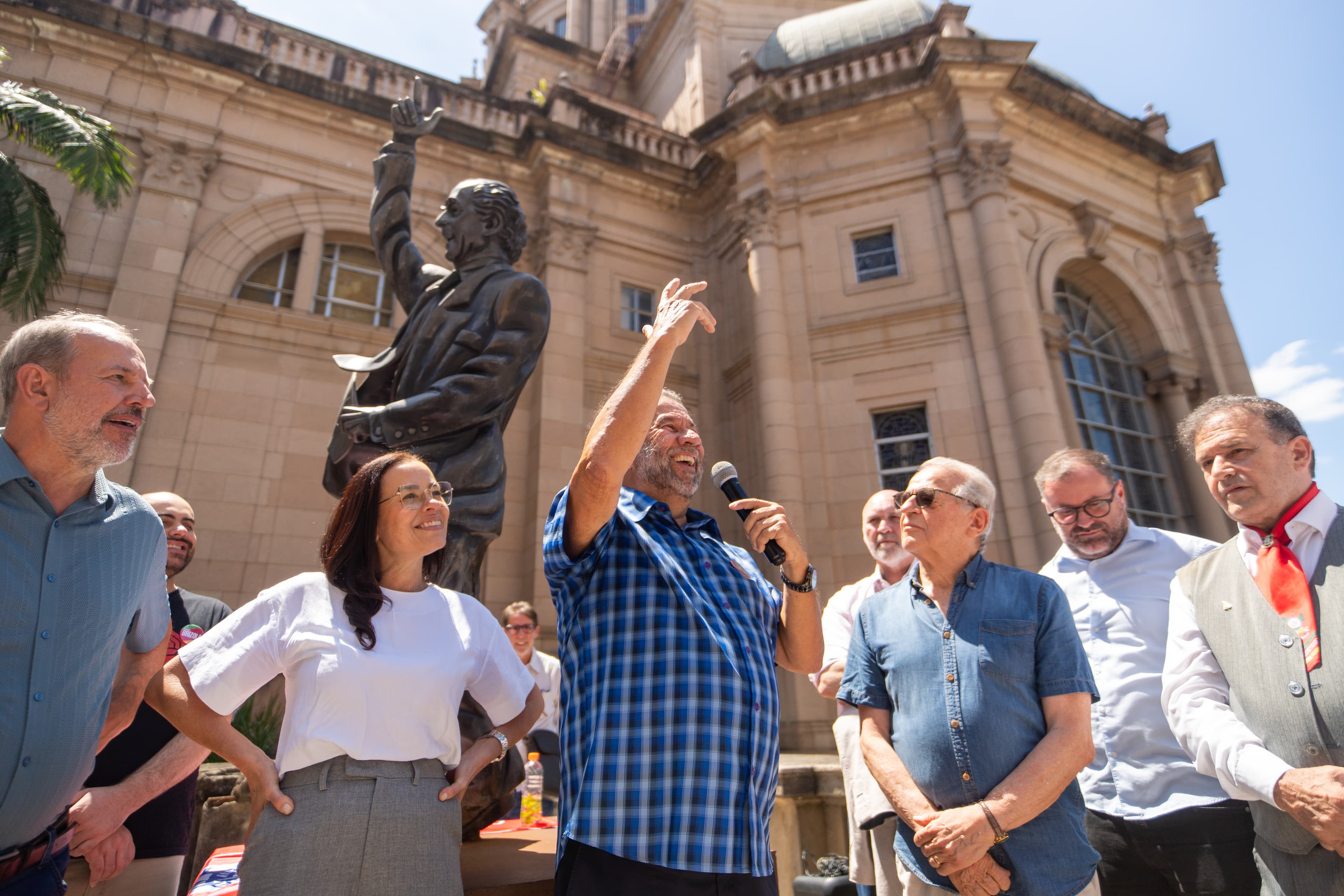 Ato em homenagem aos 104 anos de Leonel Brizola reúne lideranças políticas em Porto Alegre