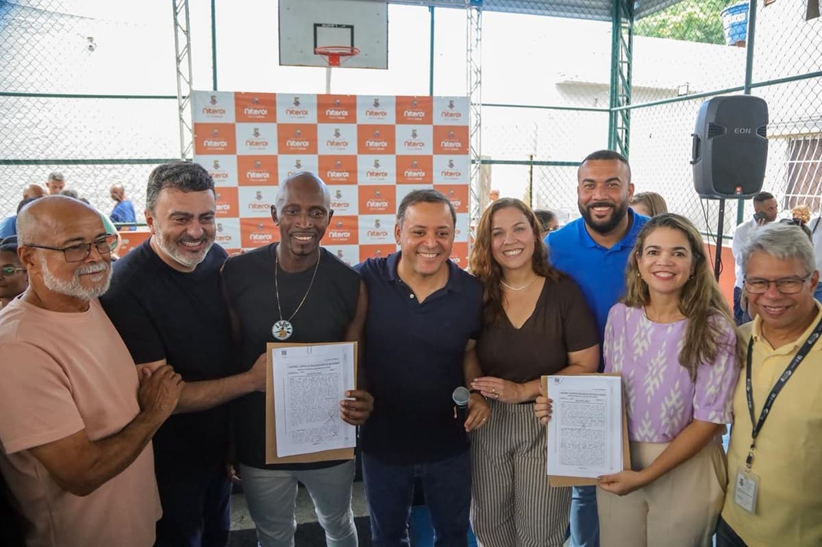 Rodrigo Neves entrega 156 títulos e garante segurança jurídica a famílias em Niterói (RJ)