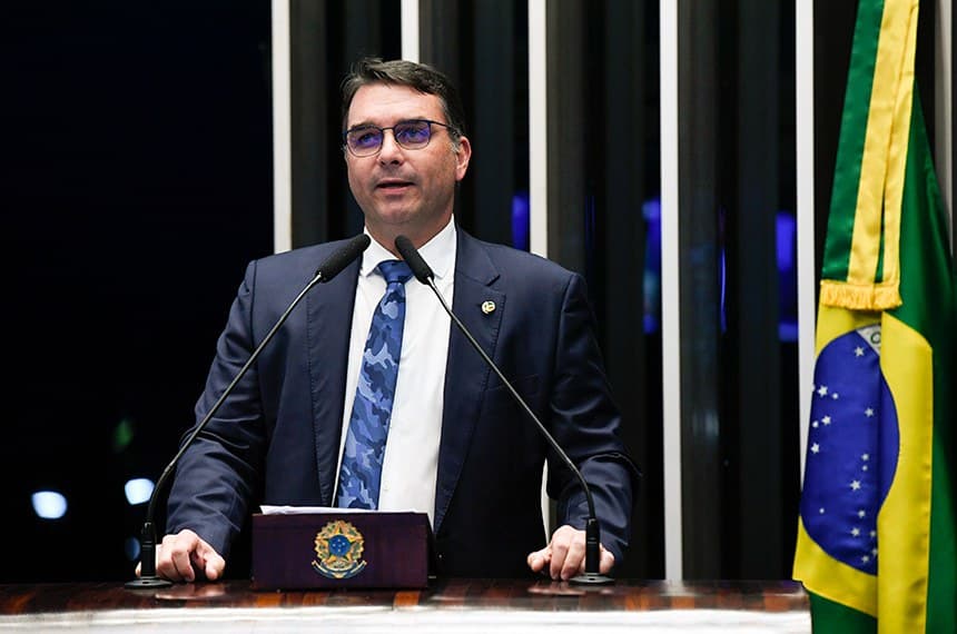Anotações de Flávio Bolsonaro mostram a estratégia do PL para eleições 2026 em Roraima