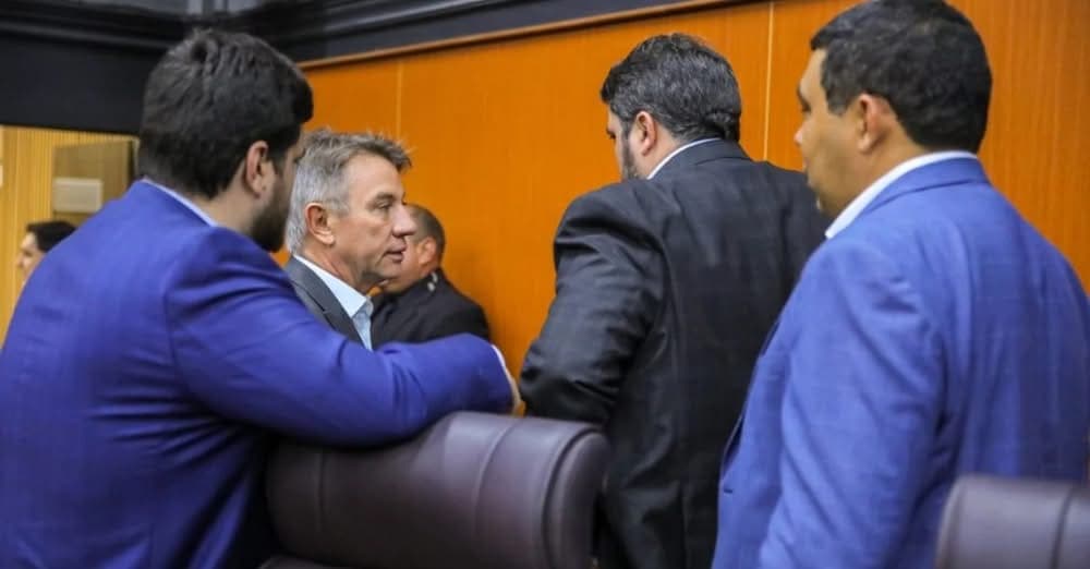 Governador volta a demarcar território dentro da Assembleia Legislativa