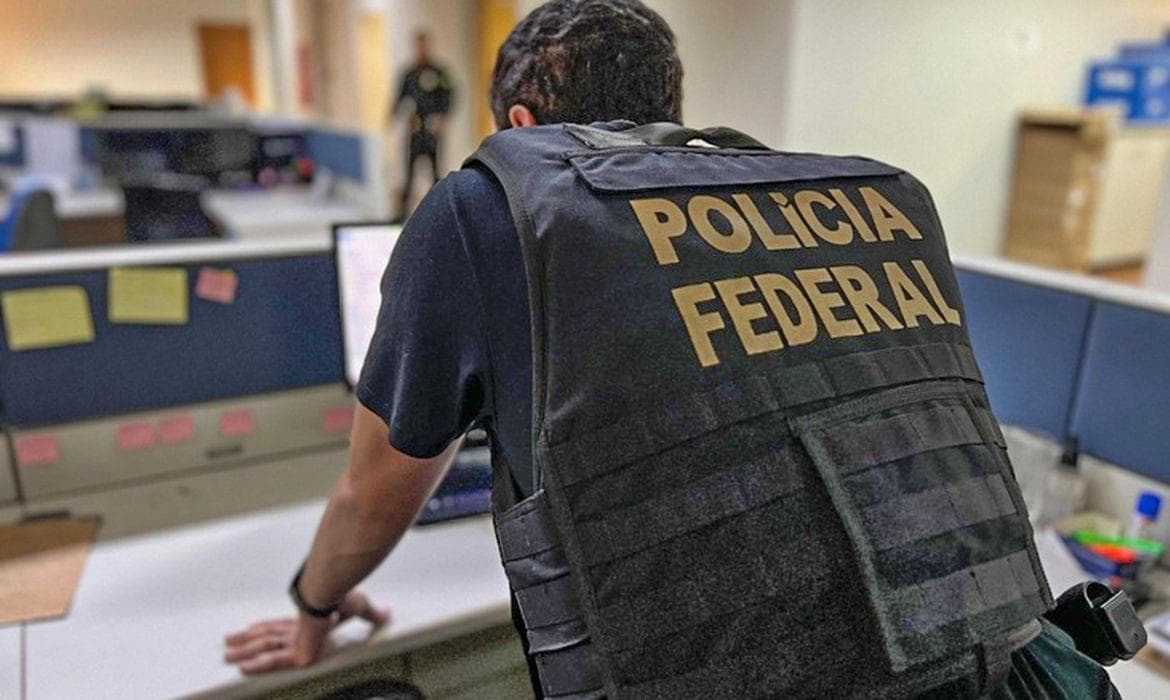 PF apreende R$ 15 mil e cumpre quatro mandados em investigação sobre compra de votos em Roraima