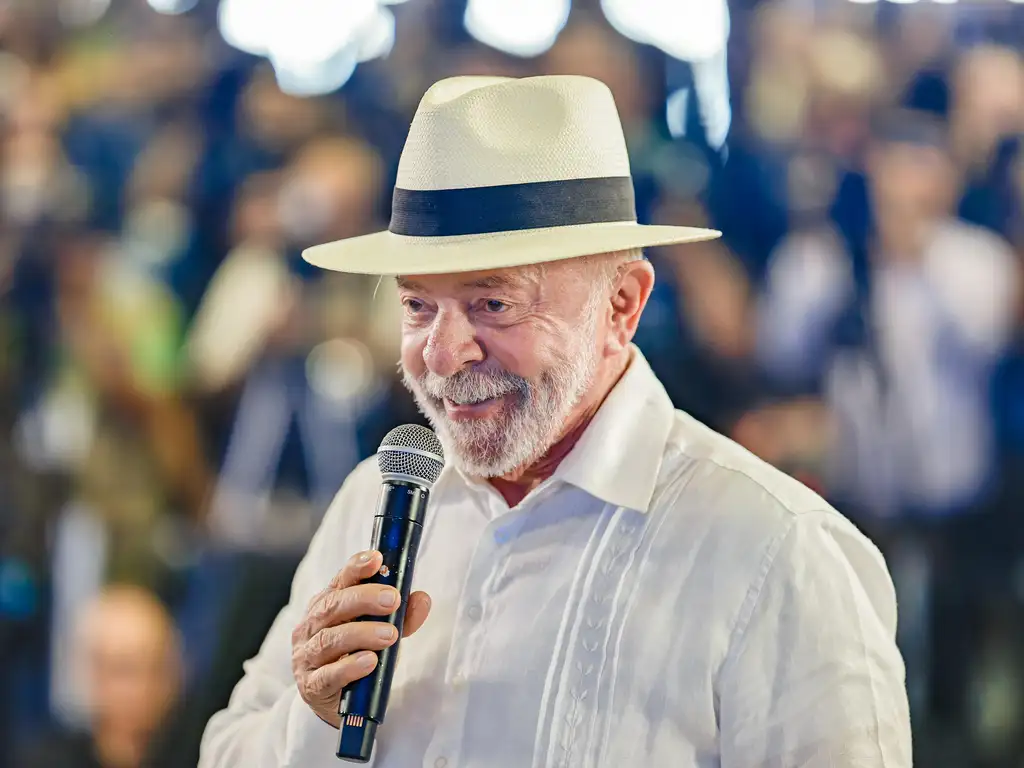 Lula tem aprovação de 51% entre os que não se declaram nem petistas nem bolsonaristas
